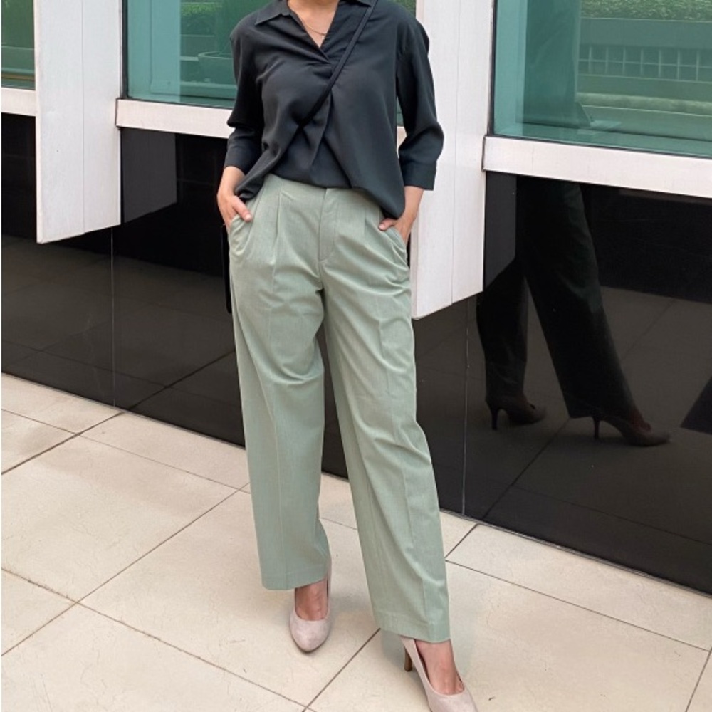 Uniqlo Green Wide-Leg Pleated Pants - Picture 3 of 10